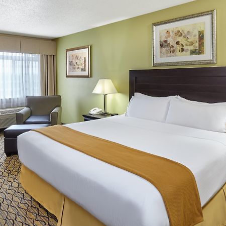 Holiday Inn Express & Suites Chicago-Libertyville By Ihg Exterior photo