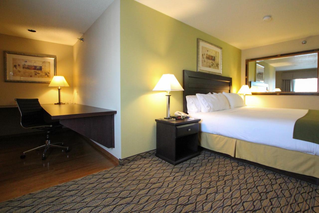 Holiday Inn Express & Suites Chicago-Libertyville By Ihg Room photo
