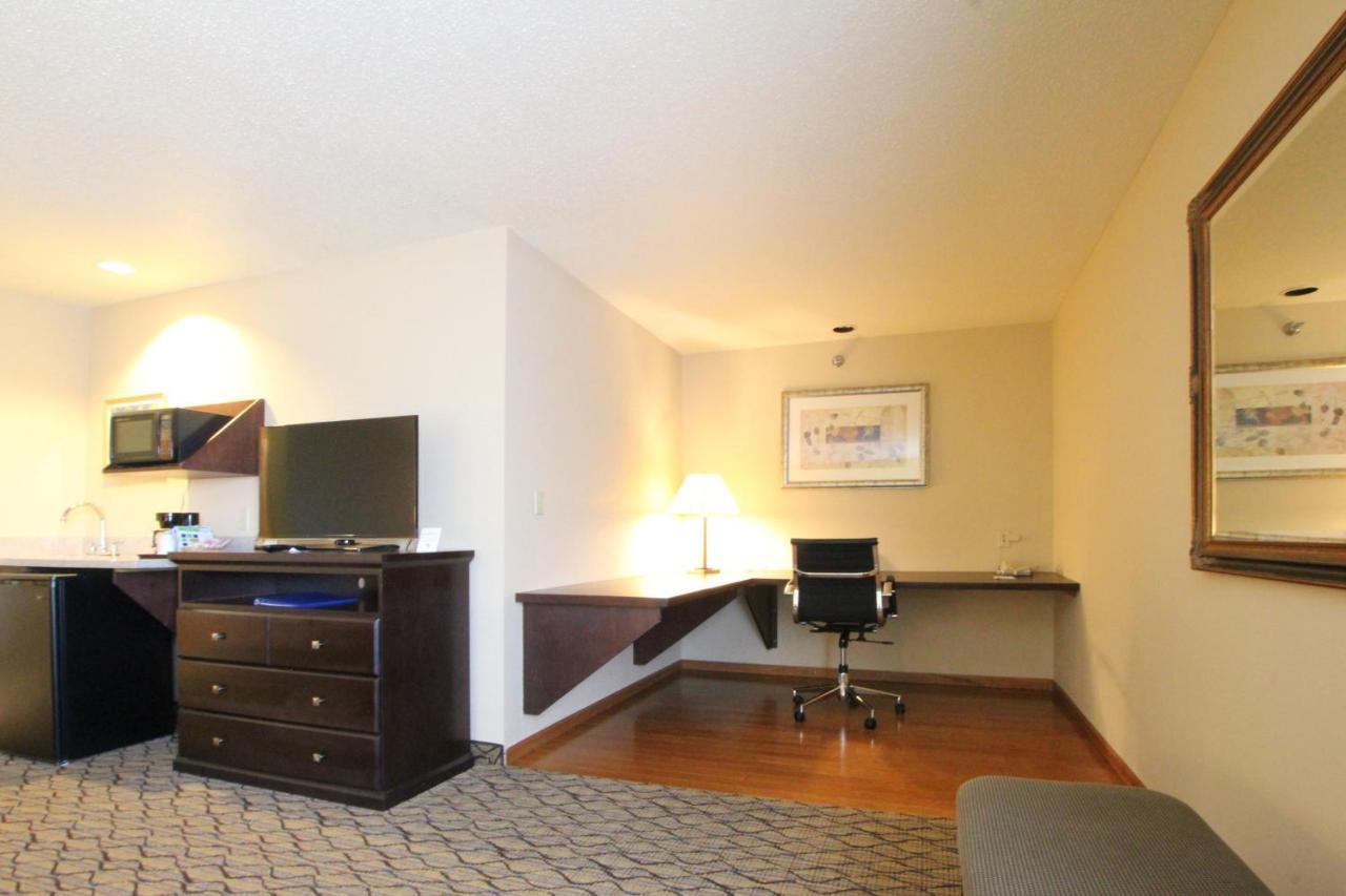 Holiday Inn Express & Suites Chicago-Libertyville By Ihg Room photo