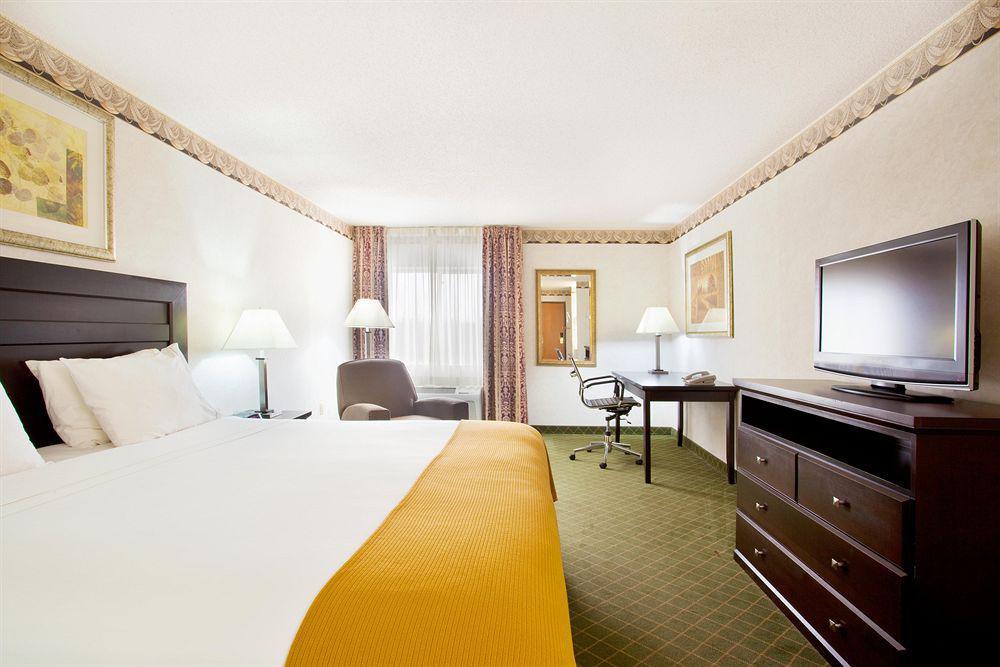 Holiday Inn Express & Suites Chicago-Libertyville By Ihg Exterior photo