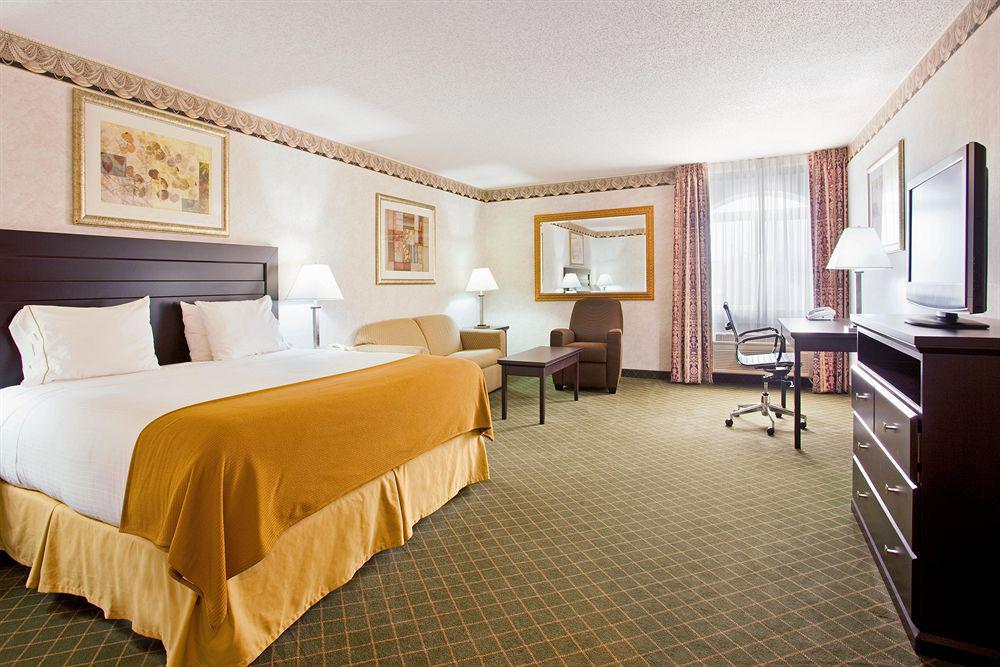 Holiday Inn Express & Suites Chicago-Libertyville By Ihg Exterior photo