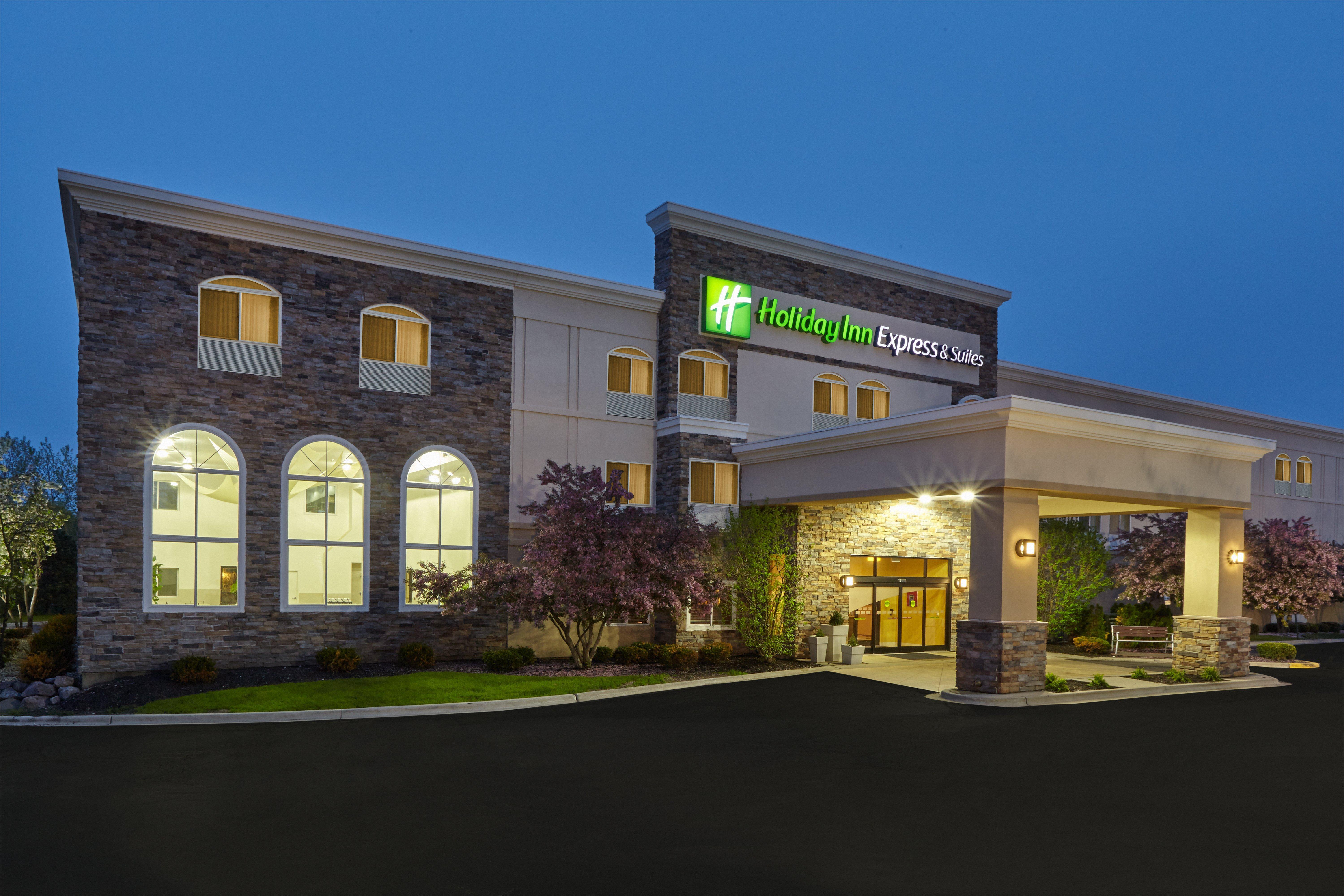 Holiday Inn Express & Suites Chicago-Libertyville By Ihg Exterior photo