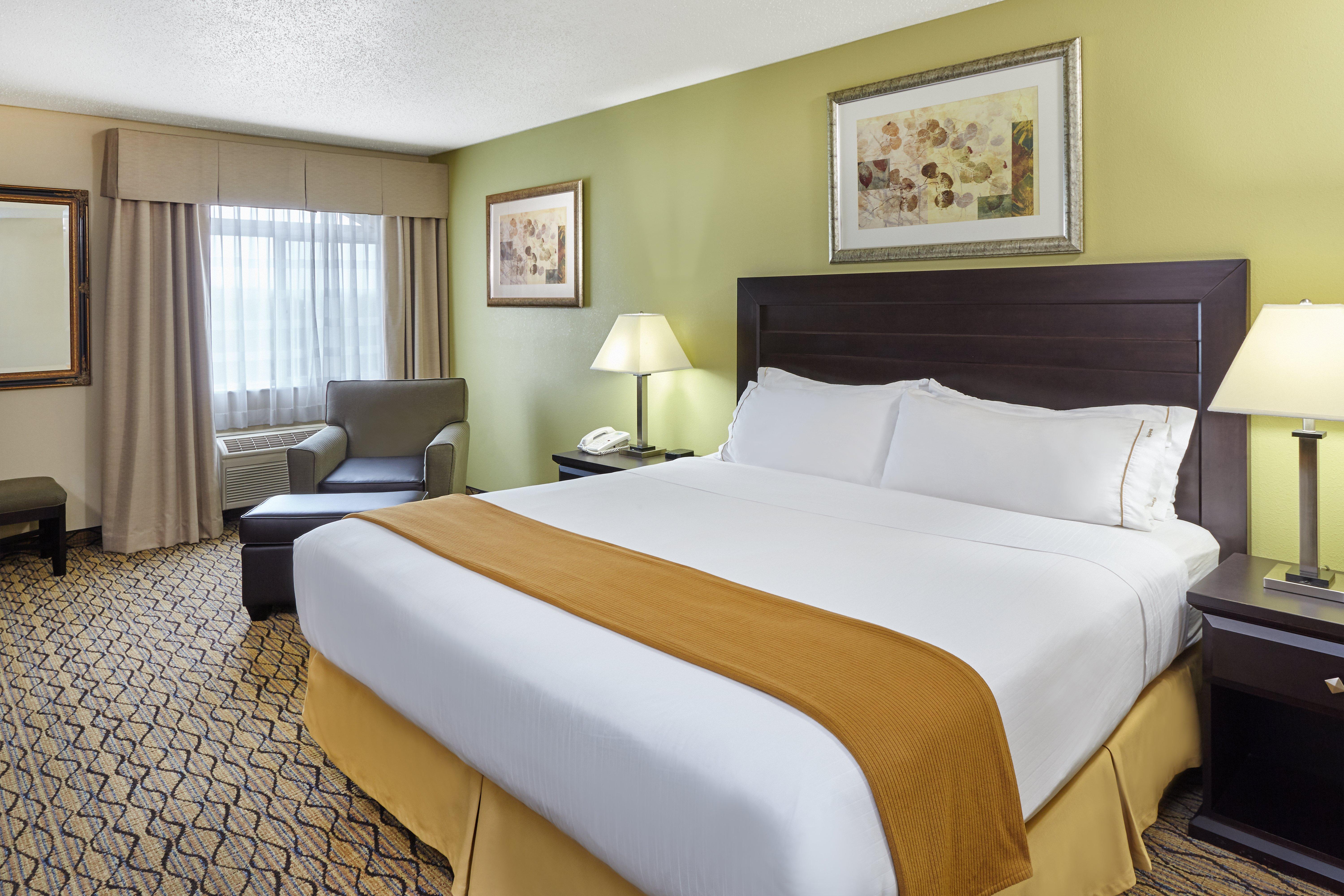 Holiday Inn Express & Suites Chicago-Libertyville By Ihg Exterior photo