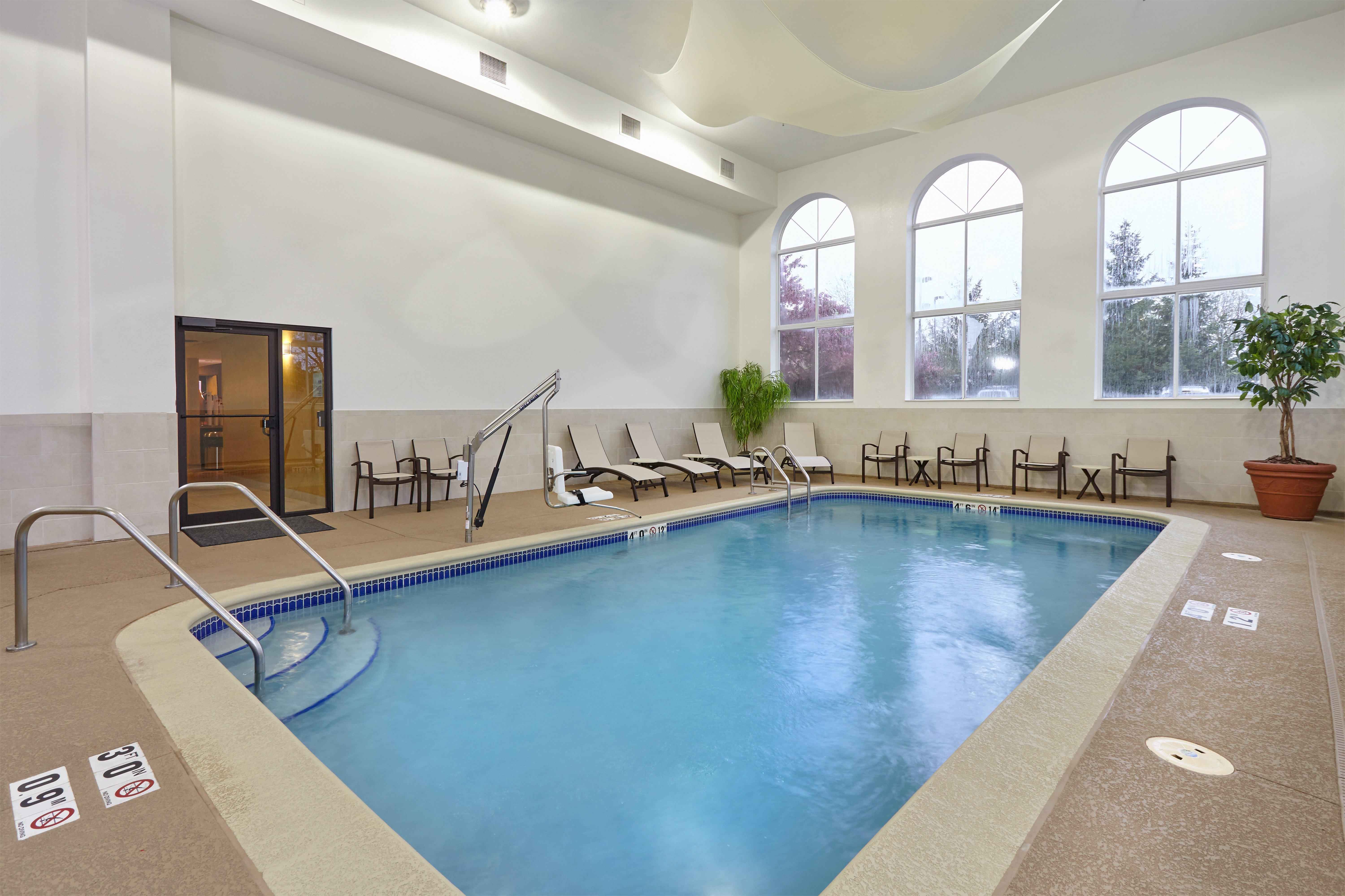Holiday Inn Express & Suites Chicago-Libertyville By Ihg Exterior photo