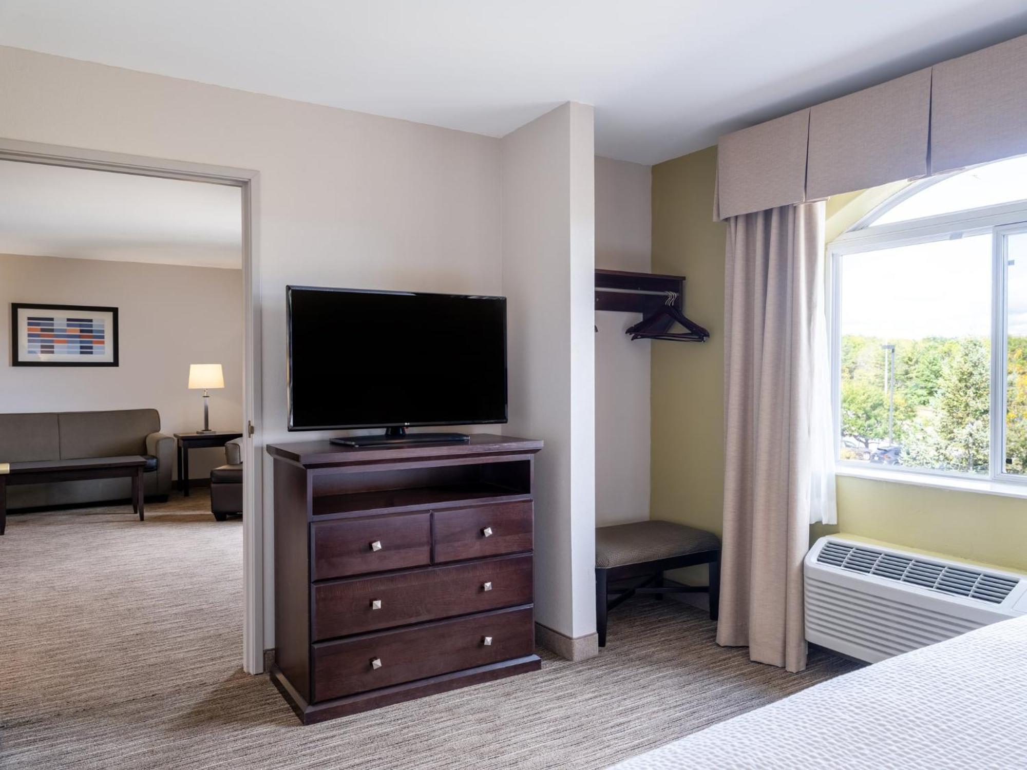 Holiday Inn Express & Suites Chicago-Libertyville By Ihg Exterior photo